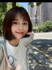 气质短发美女
