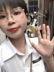 玉儿短发美女